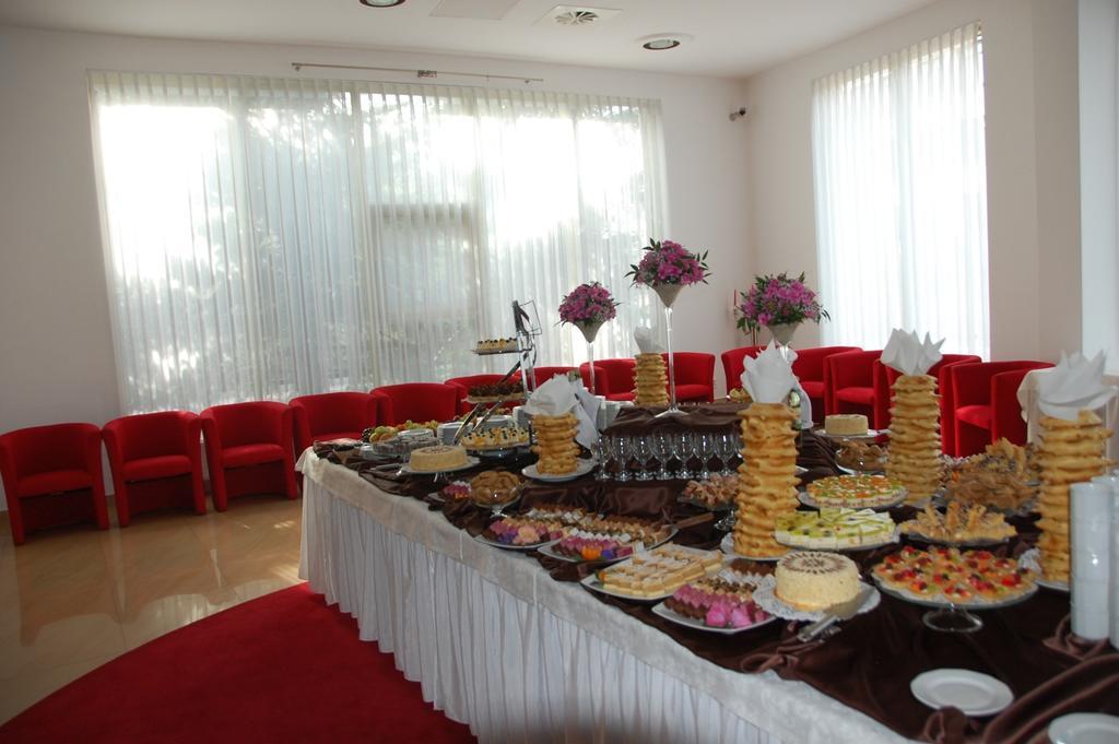 Hotel Unibus Бельск-Подляски Экстерьер фото