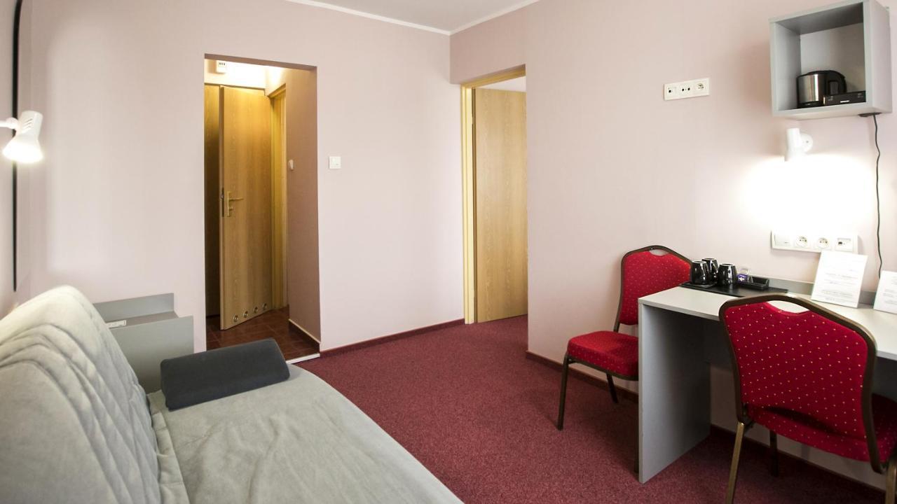 Hotel Unibus Бельск-Подляски Экстерьер фото