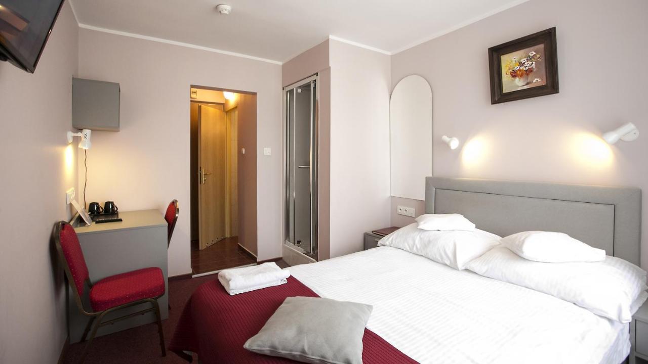 Hotel Unibus Бельск-Подляски Экстерьер фото