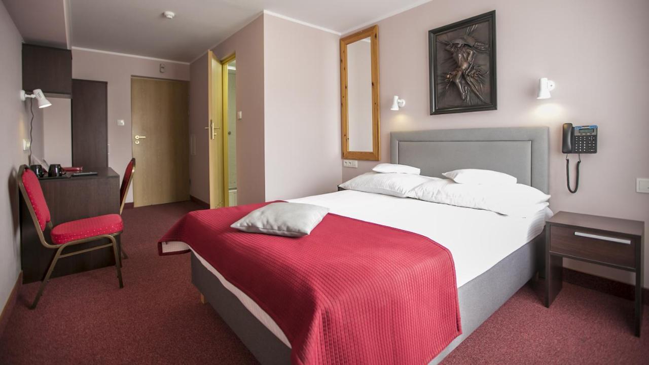 Hotel Unibus Бельск-Подляски Экстерьер фото
