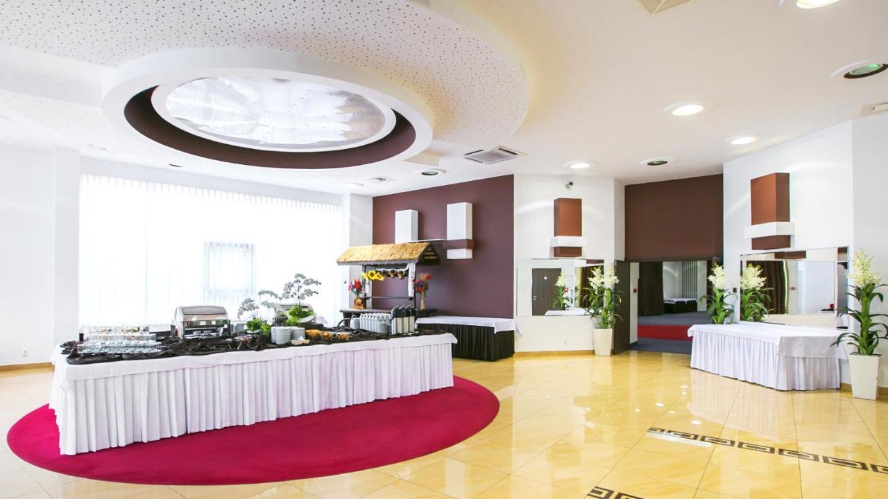 Hotel Unibus Бельск-Подляски Экстерьер фото