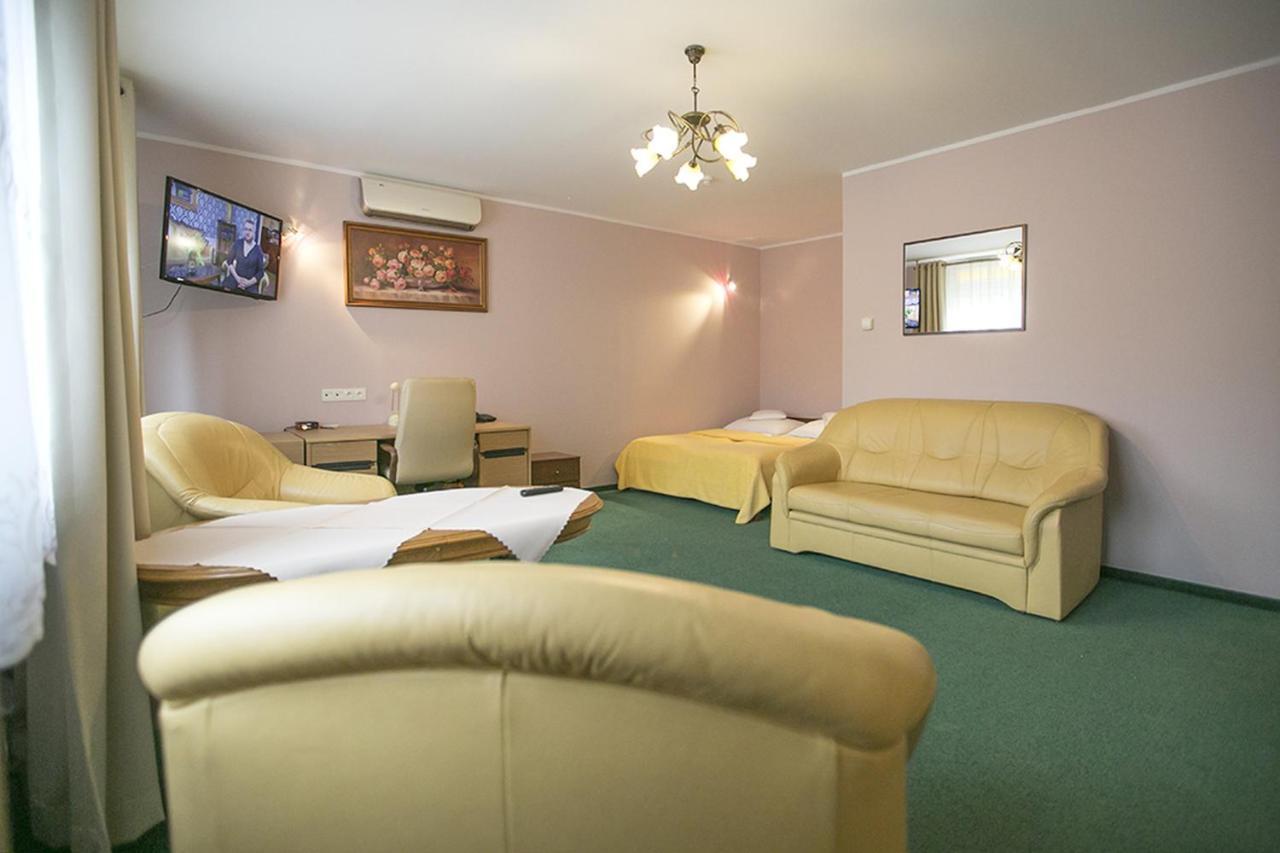 Hotel Unibus Бельск-Подляски Экстерьер фото