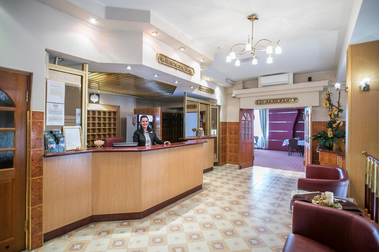 Hotel Unibus Бельск-Подляски Экстерьер фото